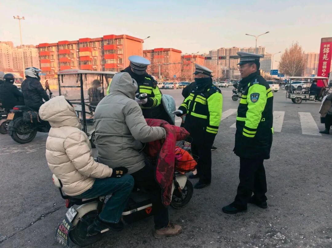 菏泽牡丹区：头盔没戴好，抓拍跑不了