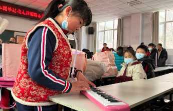 74份新年心愿礼物送抵栖霞，女孩口风琴吹奏《兰亭序》表达谢意