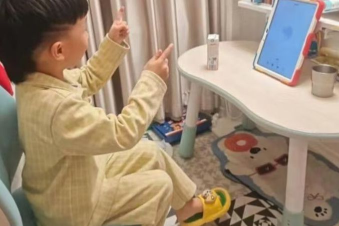 AI带娃需谨慎：最好的教育，永远是“言传身教”