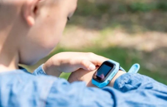 警惕儿童智能手表“手机化”倾向
