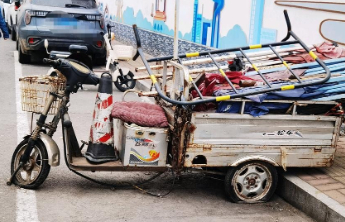 情报站·随手拍|济南历黄路僵尸三轮车占道阻碍通行，市民盼清理