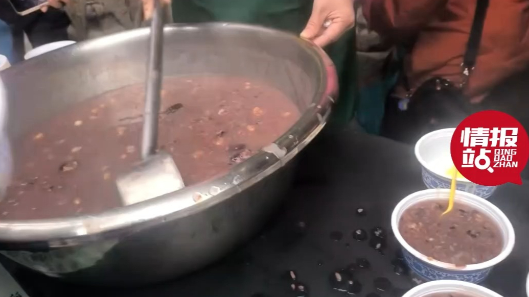 情报站|热热闹闹！腊八节济南关帝庙前开勺施粥，市民络绎不绝