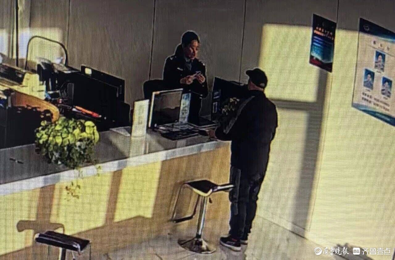 聊城沈师傅捡到钱包，里边装着一沓证件，赶紧来到派出所……