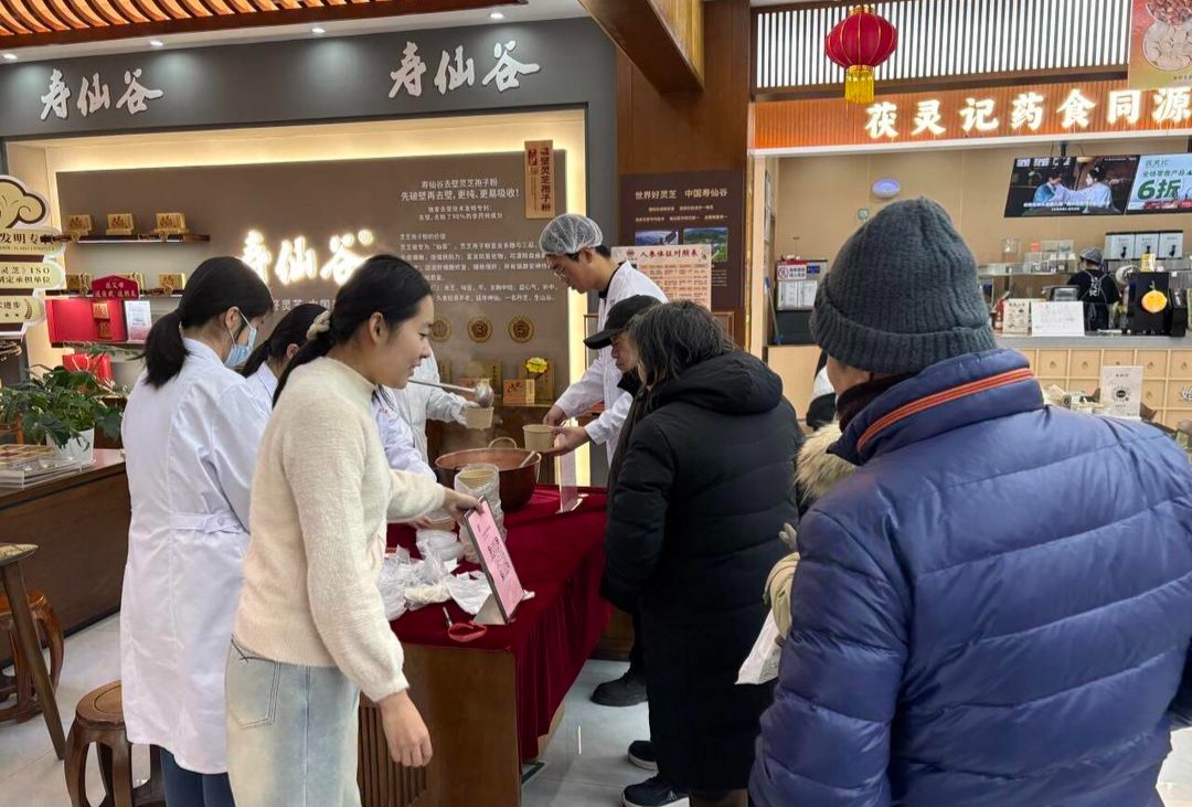送一碗粥，暖一座城！广成中医为市民免费提供腊八粥