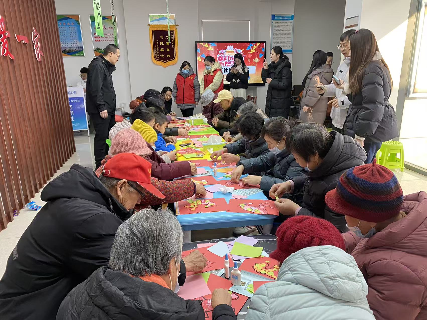 粥香暖腊八反诈护银龄，邹平农商银行联合文苑社区共绘暖心画卷