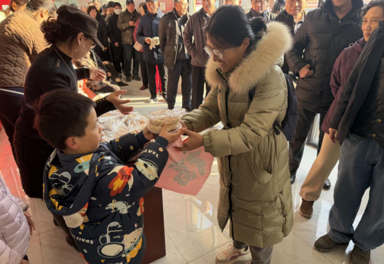 济南市市中区白马山街道白马山二居开展腊八节主题送粥活动