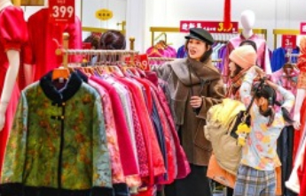 2025年我国全年社会消费品零售总额首次突破50万亿元