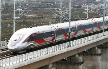 全国铁路实行新的列车运行图，北京至延安首次开行高铁列车