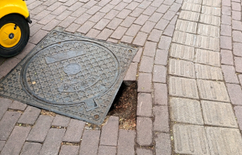 情报站·随手拍|泰安奈河西路人行道地砖缺失，脚下隐患盼消除！