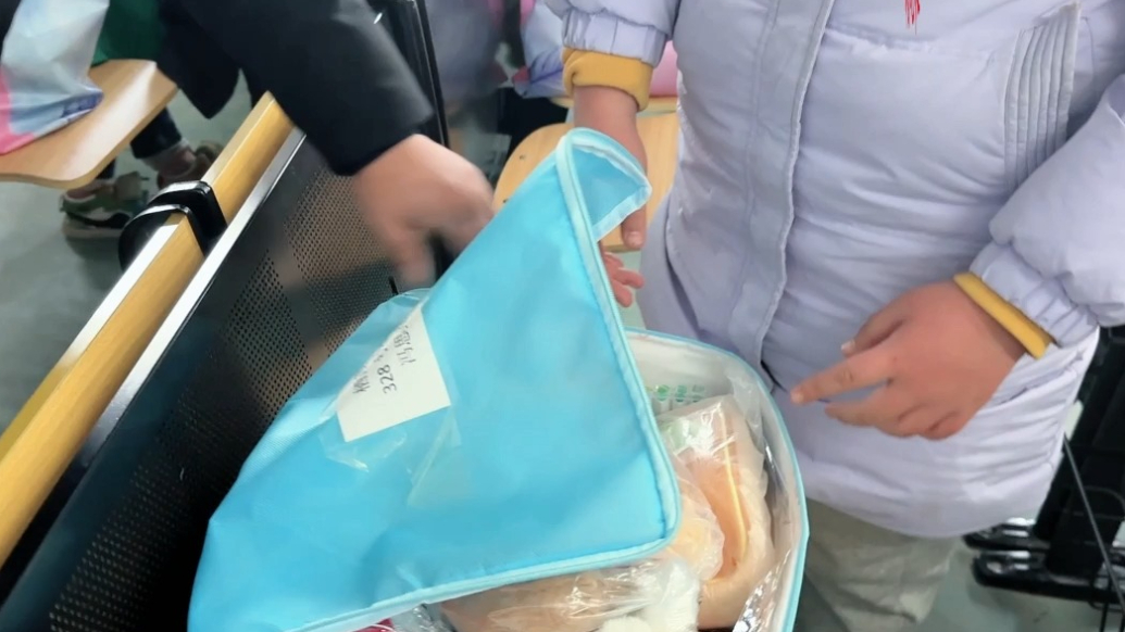 果然视频｜女孩收到“最暖”新年心愿礼物，大姐姐把关爱塞满箱