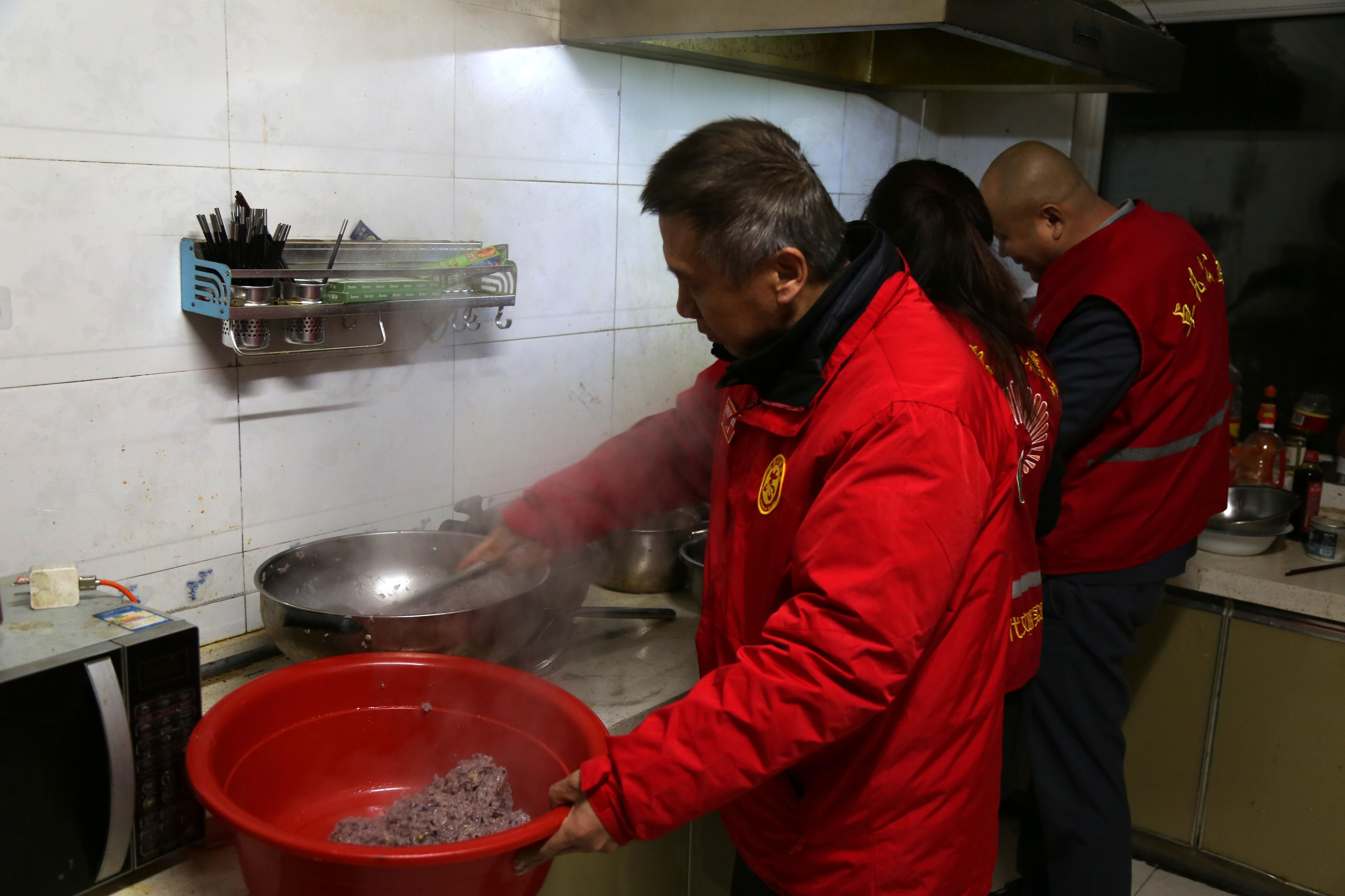 暖心暖胃又暖情，东营“志愿红”接力熬制万碗腊八粥