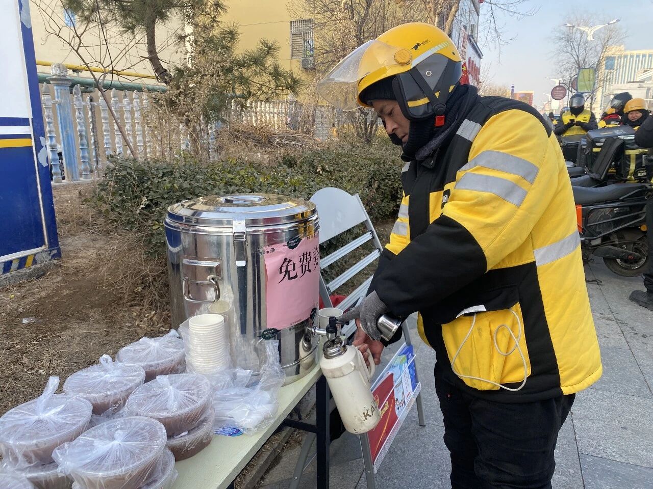 河口区：青春暖冬行 腊八传温情