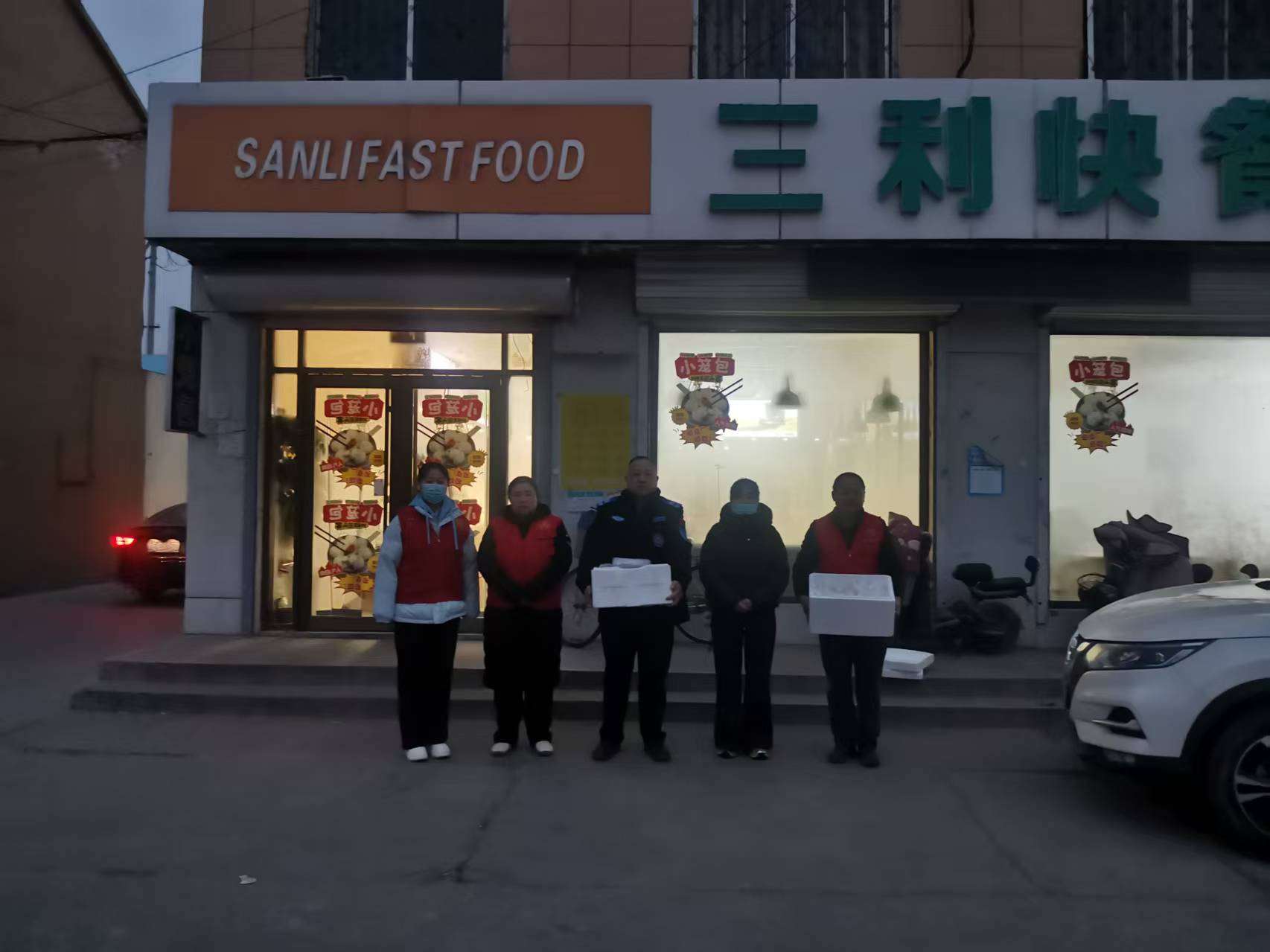 浓情腊八 爱在牛庄，东营区志愿者为一线工作者送上暖心餐