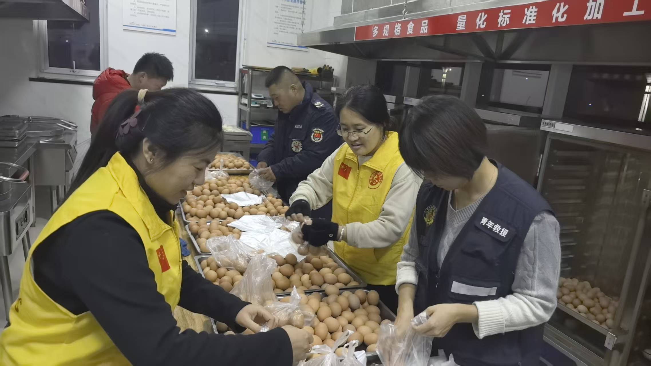 垦利区志愿者以腊八暖粥致敬环卫工人