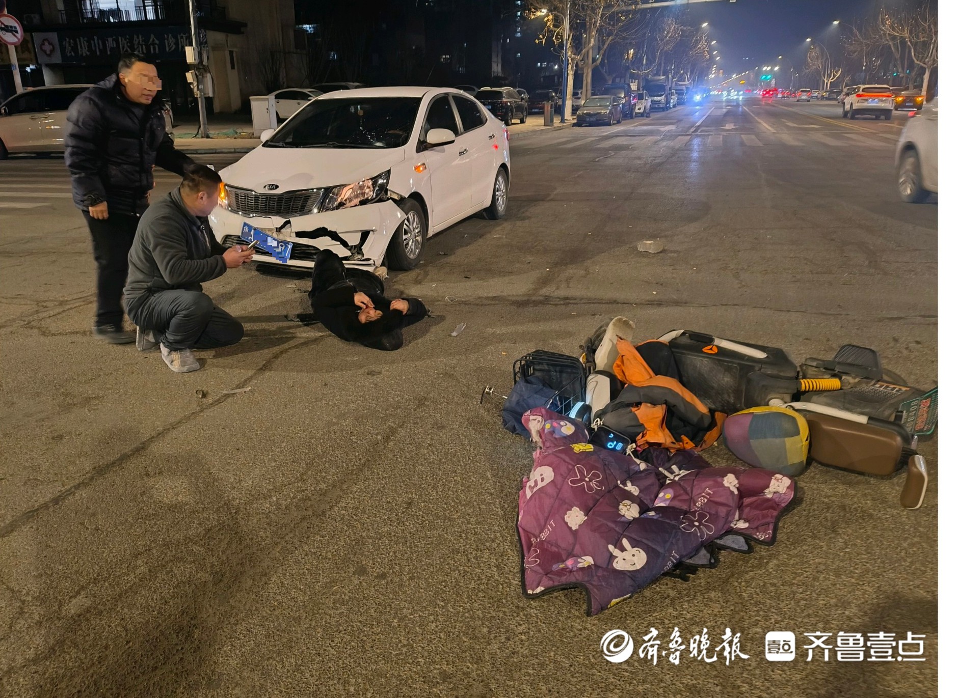 情报站|济南济阳纬一路附近汽车与电动车相撞，救护车已到现场