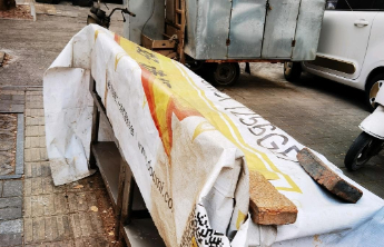 情报站·随手拍|济南经二路人行道废旧杂物占道，影响通行盼清理