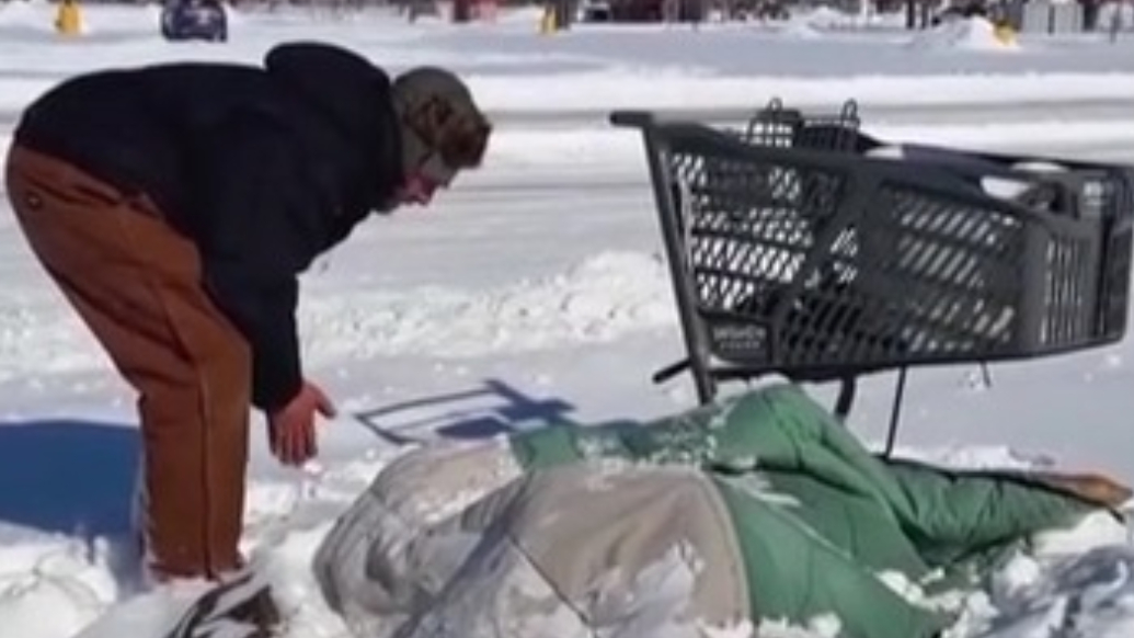 冬季风暴袭击美国，无家可归者在严寒中露宿街头