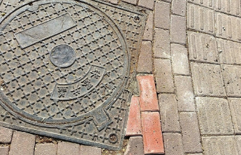 情报站·随手拍|已修复！泰安奈河西路人行道缺失地砖补上了