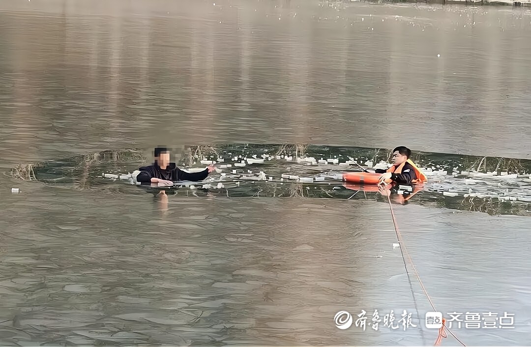 零下严寒、冰河阻隔！菏泽民警纵身一跃勇救他人，帅爆了