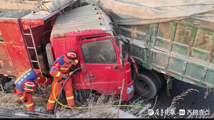 果然视频|男子因事故被困变形驾驶室中，消防员紧急破拆施救