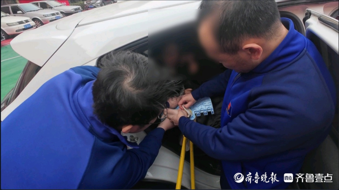 果然视频|女童不慎脚卡塑料玩具中，消防员两分钟帮其脱困