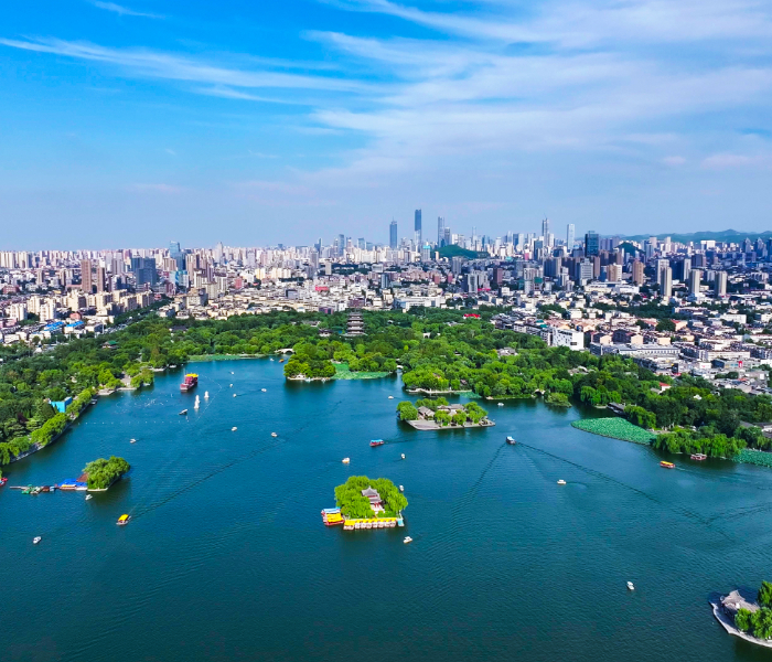 近日，济南市各区县陆续进入“两会时间”，各区县来自各行各业、各条战线上的人大代表、政协委员肩负着人民的期望和重托，将齐聚一堂，共谋发展大计，共绘发展蓝图。