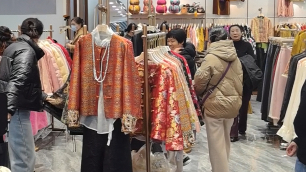 果然视频丨“新中式”服装走俏，即墨服装市场迎来新春消费热潮