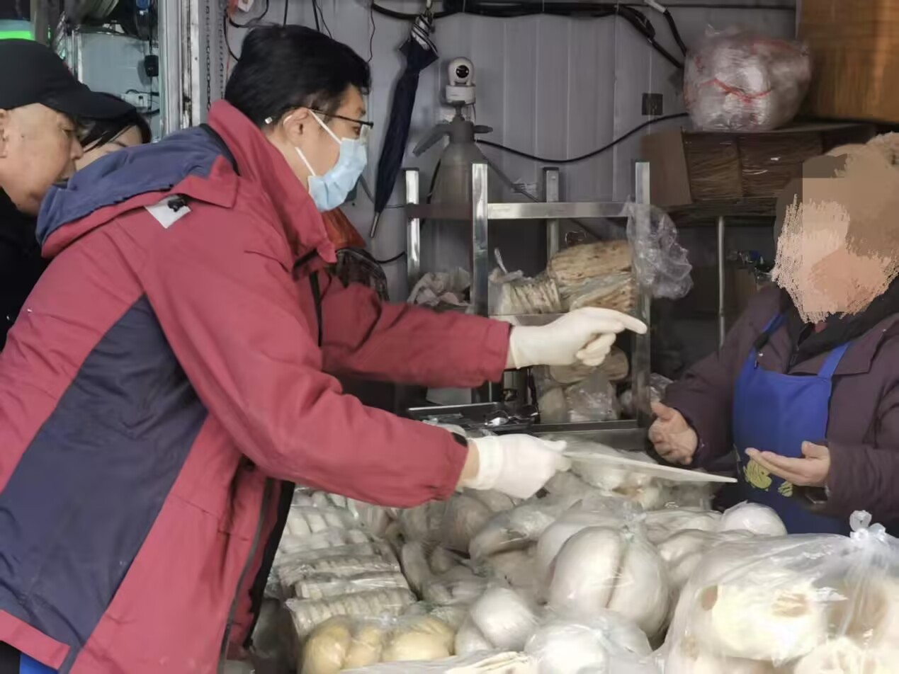 筑牢冬季防鼠屏障，崂山区疾控中心开展鼠密度监测