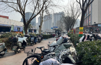 情报站·随手拍|济南纬十二路非机动车占道停放，交通不畅盼清理