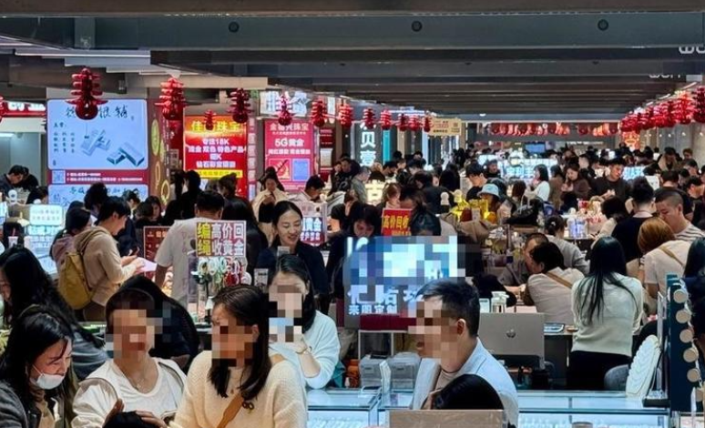 实探深圳水贝市场：银条溢价热销，有顾客花6万多元买银