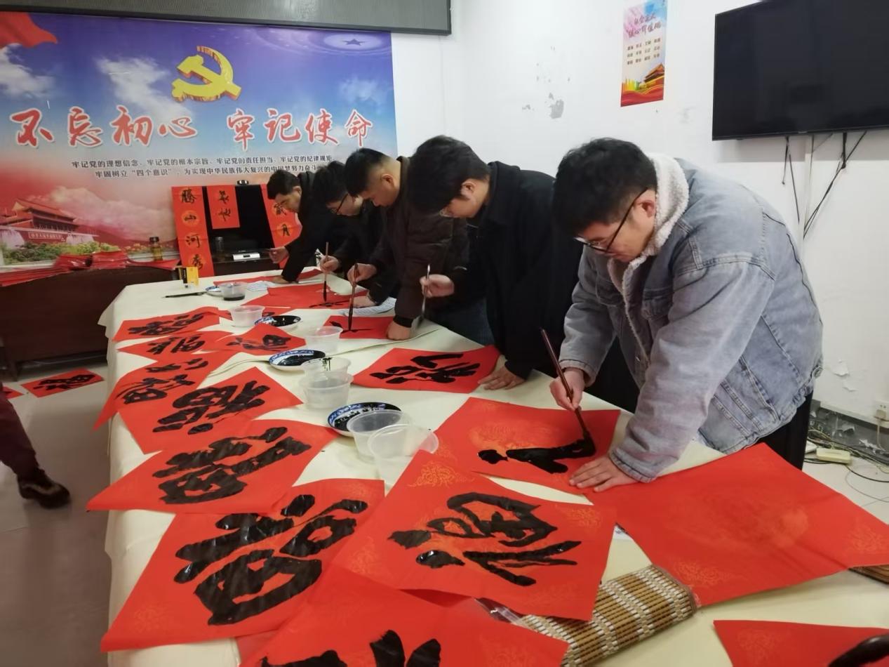 唐口街道开展“ 金马迎春添喜气”写春联送祝福活动