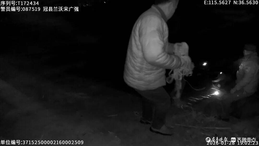 这一跃，真暖！寒冬深夜，冠县民辅警跳冰河救人