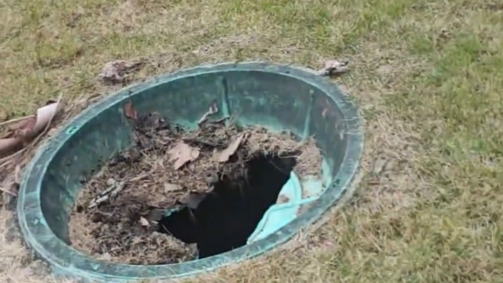 果然视频｜福州一小区外多处塑料井盖一踩就破，官方：已设警示线