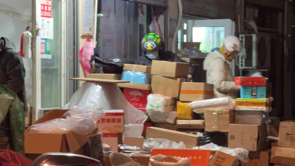 果然视频｜说好的送货上门得加钱，快递新规落地两年总“失灵”？