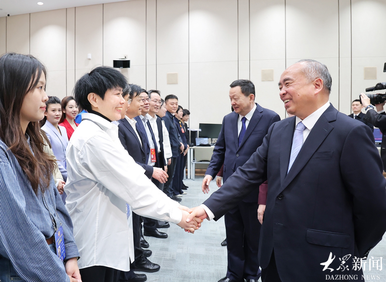 山东省领导看望省两会新闻工作者和工作人员