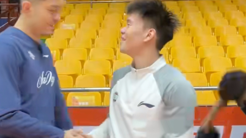 果然视频｜战广州龙狮赛前，郭凯与昔日老队友寒暄