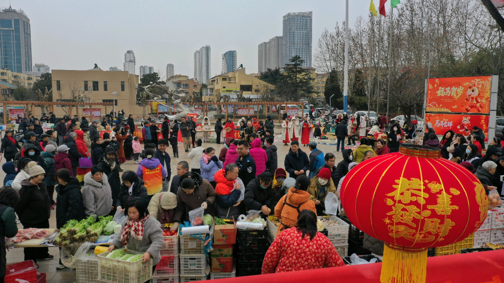 情报站|年味浓！日照年货大集进小区，市民采购忙