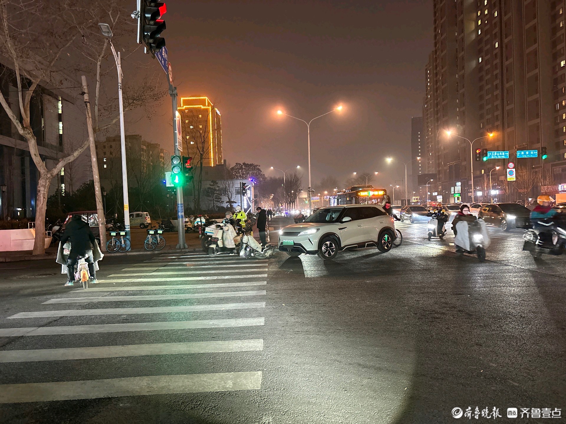 情报站|济南堤口路附近一辆轿车与电动车相撞，路口注意减速慢行