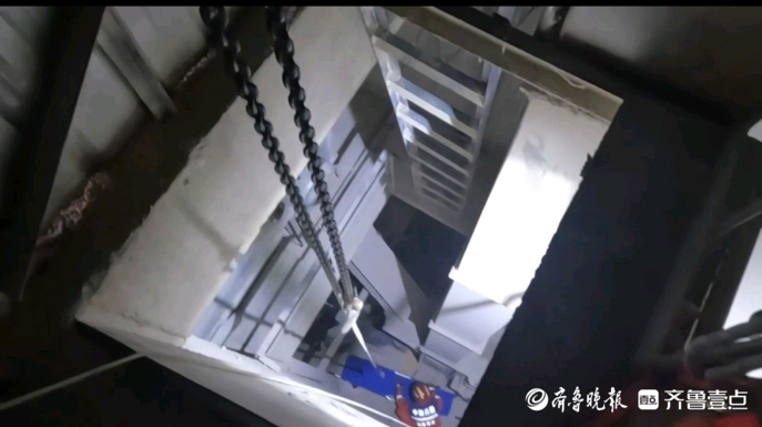 果然视频|男子不慎坠入厂房内的深井中，众人合力施救