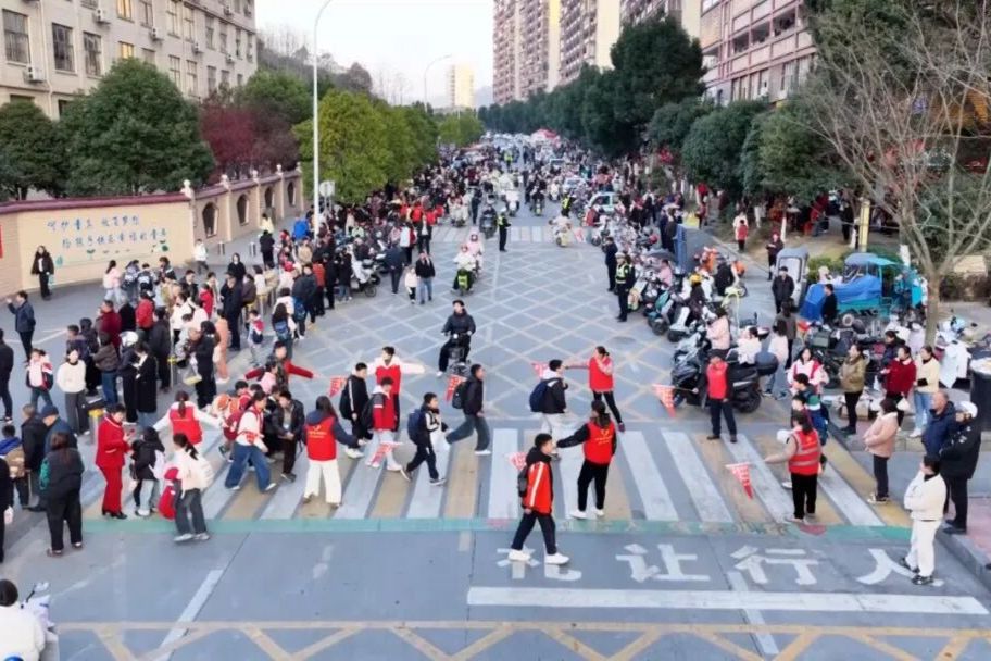 “家校协同”变成“家长顶岗”？“护学岗”可不能跑偏