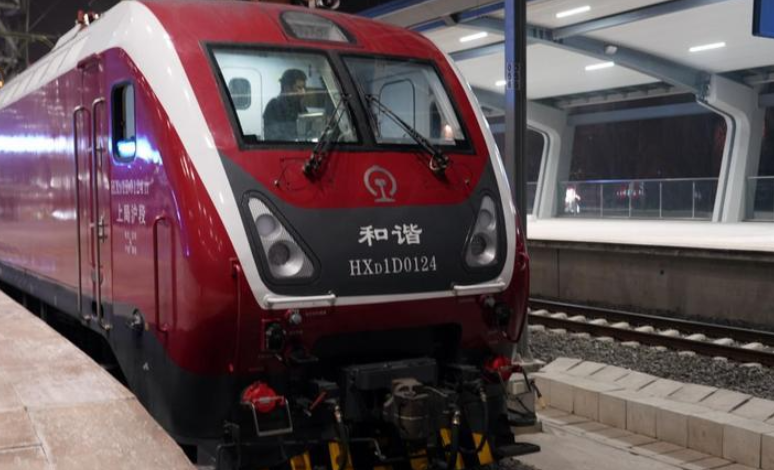 济南地区首趟列车开出，2026年春运今日启幕