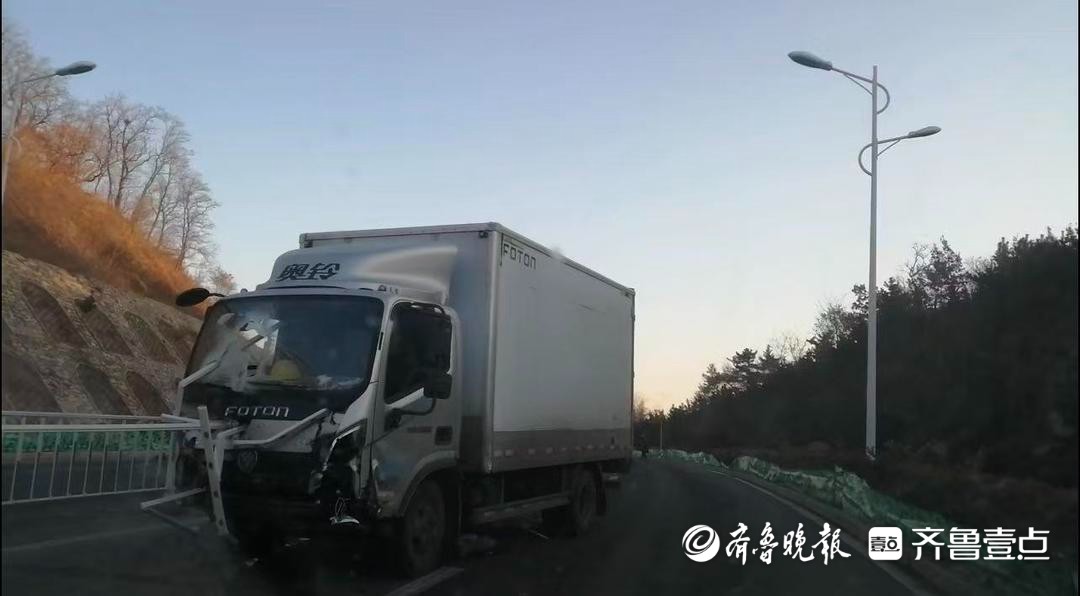 情报站|威海阅山路一厢式货车撞倒护栏，出行注意安全！