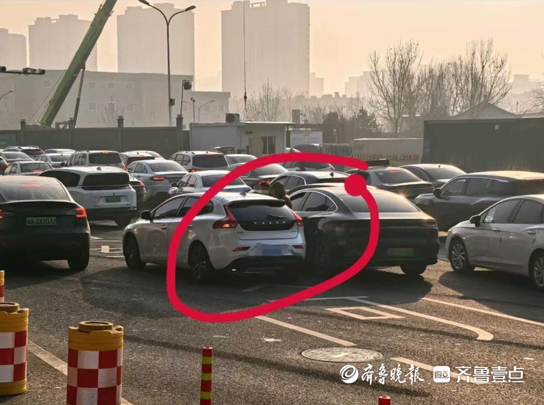 情报站|济南北园大街附近两辆私家车发生剐蹭，交警已到现场！