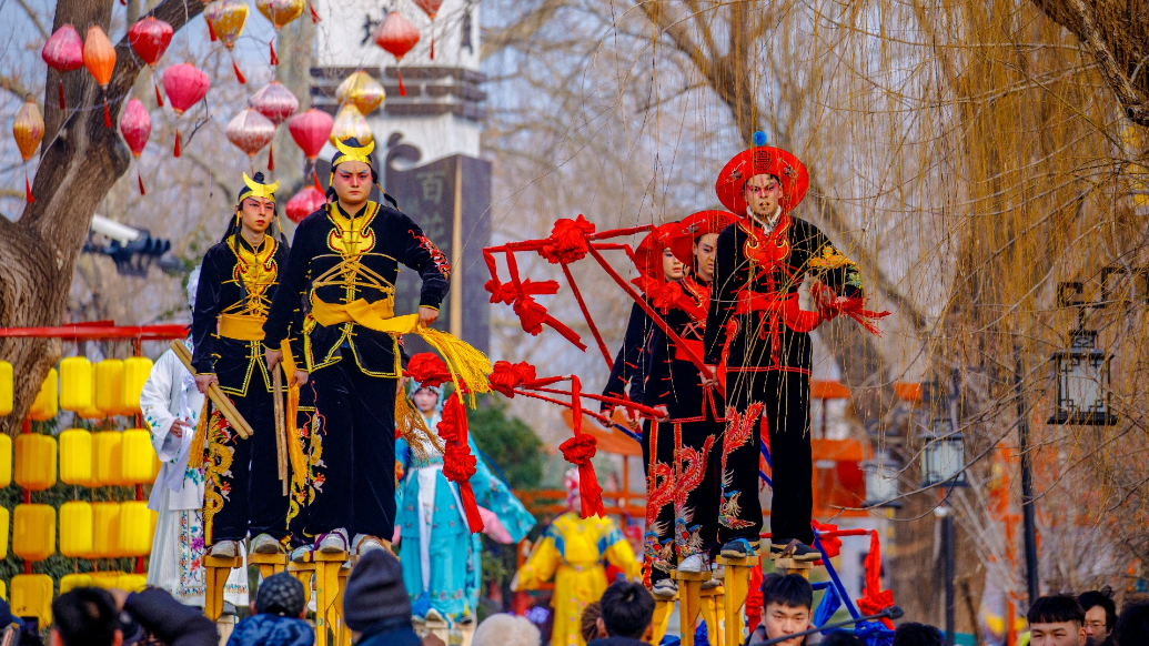 情报站|热闹！济南百花洲高跷队鸣锣开场，民俗表演年味拉满 