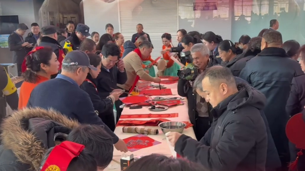 果然视频|烟台书法家进火车站为旅客送“福”，旅客：惊喜！