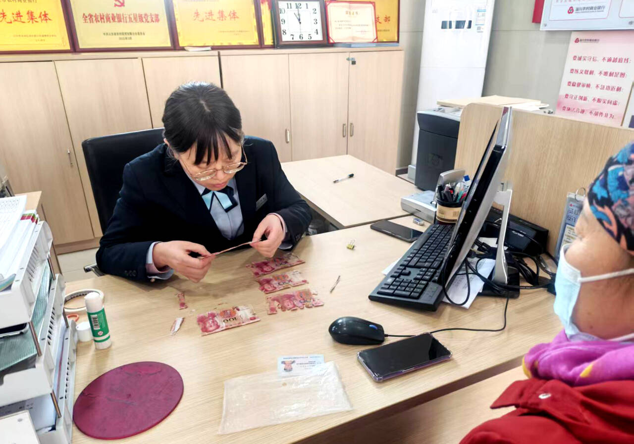 淄川农商银行：暖心服务显担当 残币兑换暖人心