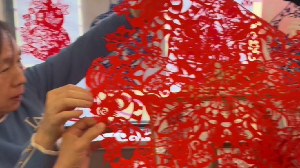 剪窗花、送福字！春运首日，“齐鲁1号”列车给旅客送上马年祝福