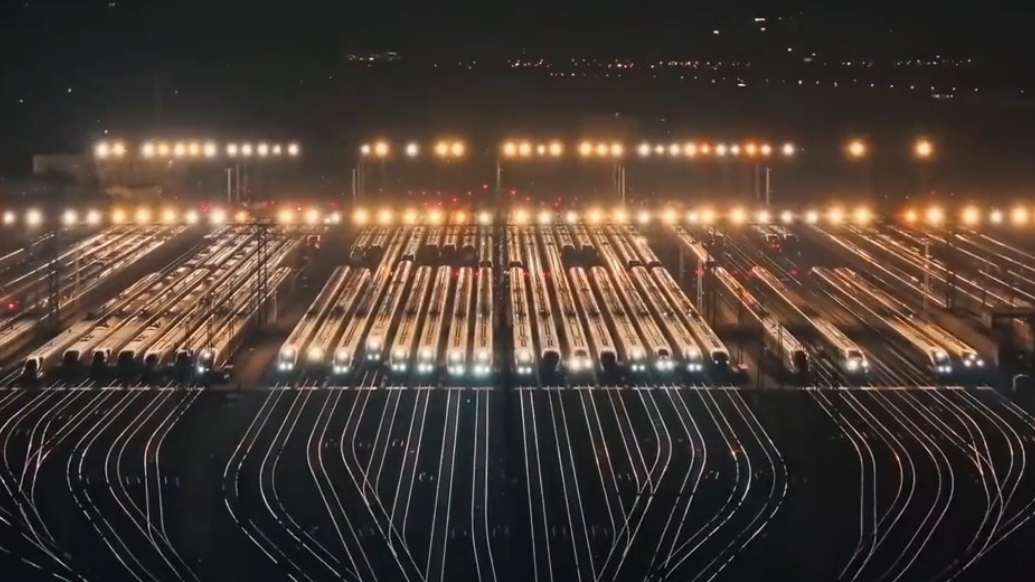 真不是AI！穿越机带你“飞阅”复兴号超级方阵