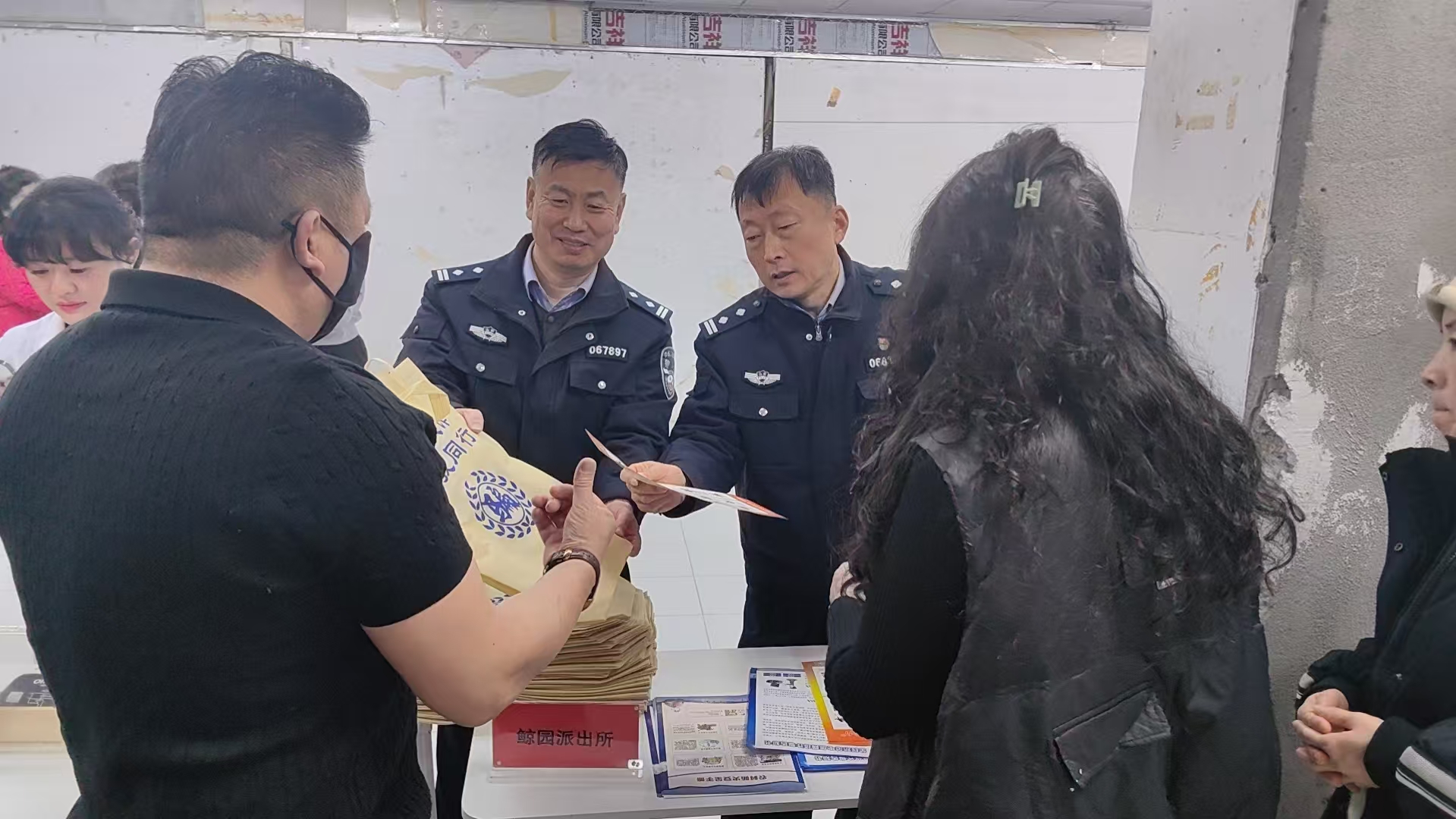 威海鲸园派出所：携“安全年货”亮相社区年货大集