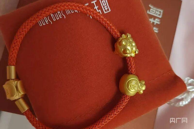 周生生足金挂坠含铁银钯？监管部门介入，品牌回应